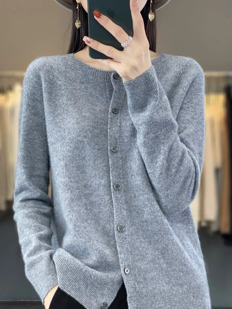 Cardigans med smal rund hals og diskrete små knapper - Grå #Farve_Grå