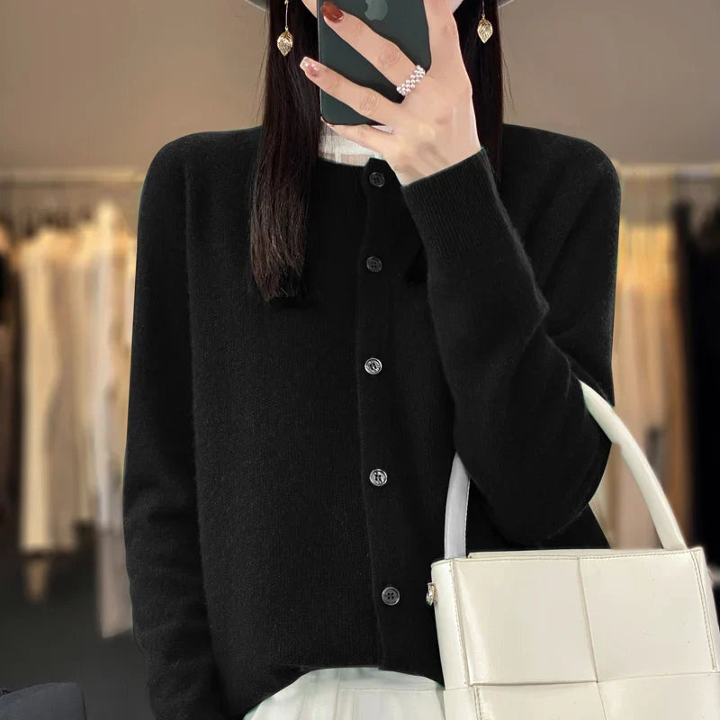 Cardigans med smal rund hals og diskrete små knapper - Sort #Farve_Sort