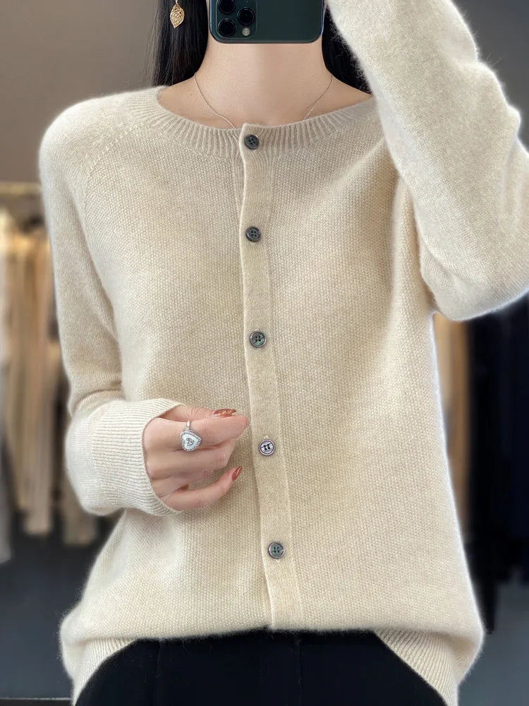 Cardigans med smal rund hals og diskrete små knapper - Beige #Farve_Beige