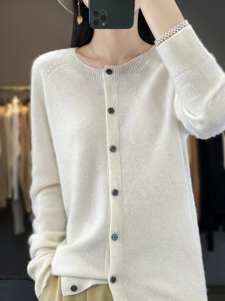 Cardigans med smal rund hals og diskrete små knapper - Hvid #Farve_Hvid