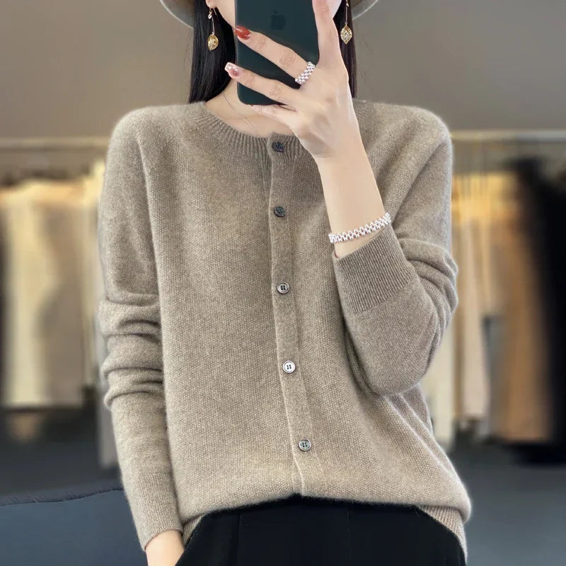 Cardigans med smal rund hals og diskrete små knapper - Khaki #Farve_Khaki