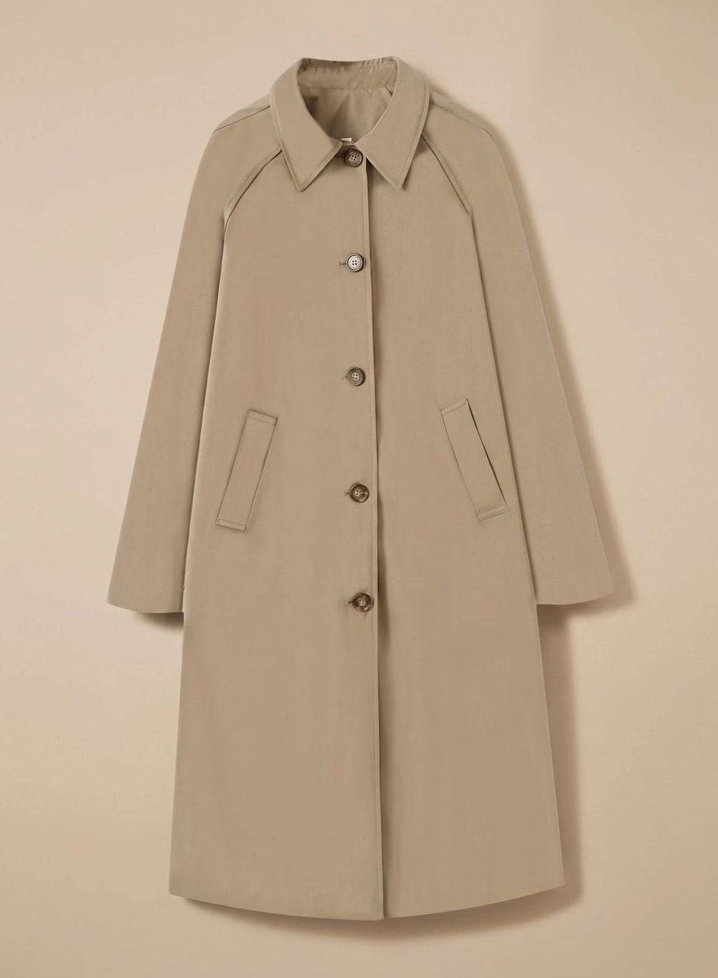 Frakker med spids krave, raglanærmer og enkel knaprække - Lys Beige #Farve_Lys Beige