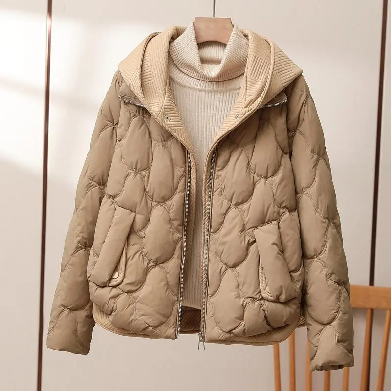 Jakker med bølgede quiltfelter og bred ribstrikket hætte - Khaki #Farve_Khaki
