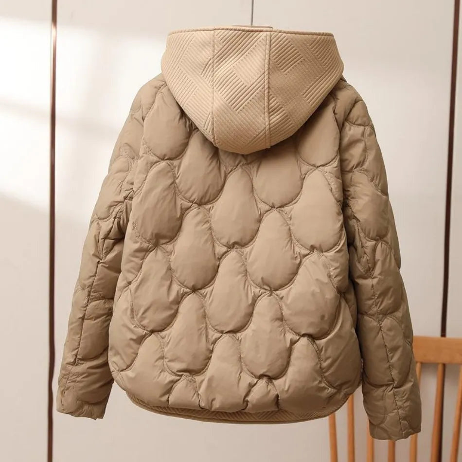 Jakker med bølgede quiltfelter og bred ribstrikket hætte - Khaki #Farve_Khaki