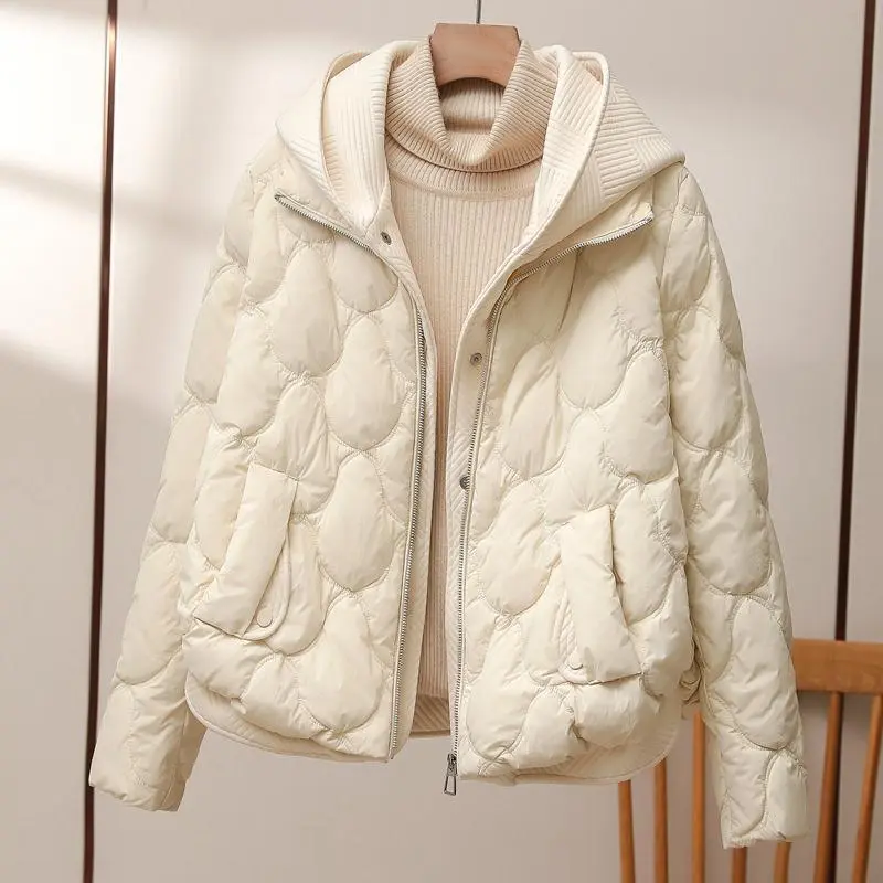Jakker med bølgede quiltfelter og bred ribstrikket hætte - Beige #Farve_Beige