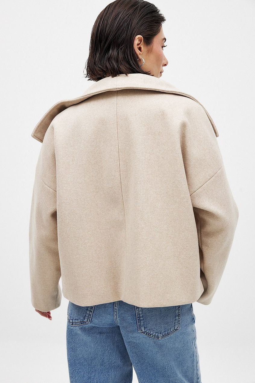 Jakker med kort boxy snit og stor omslagskrave - Beige #Farve_Beige