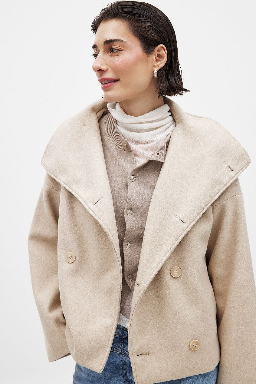 Jakker med kort boxy snit og stor omslagskrave - Beige #Farve_Beige