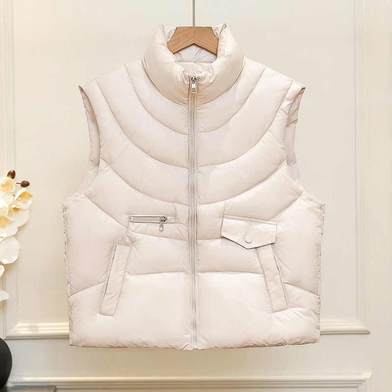 Vest med buede quiltninger og forskellige frontlommer - Beige #Farve_Beige
