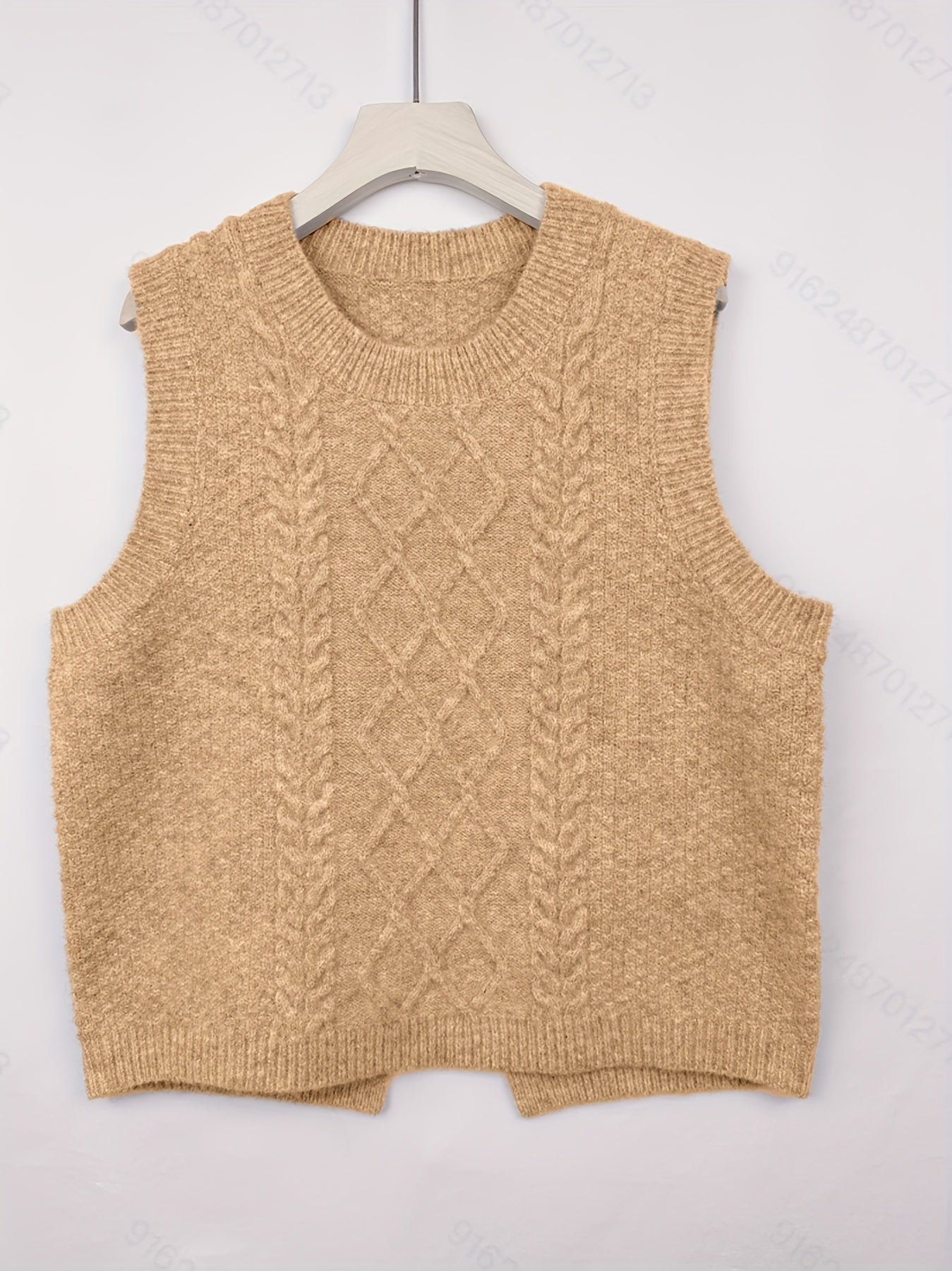 Vest med kabelstrik, romber og lille slids bagpå - Camel #Farve_Camel