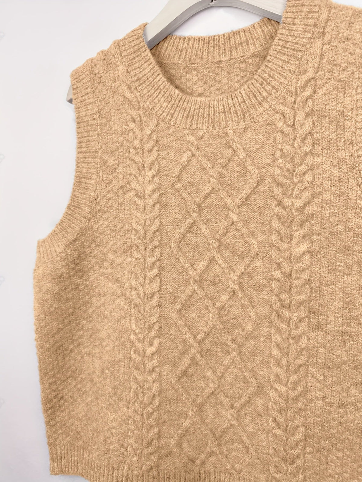 Vest med kabelstrik, romber og lille slids bagpå - Camel #Farve_Camel