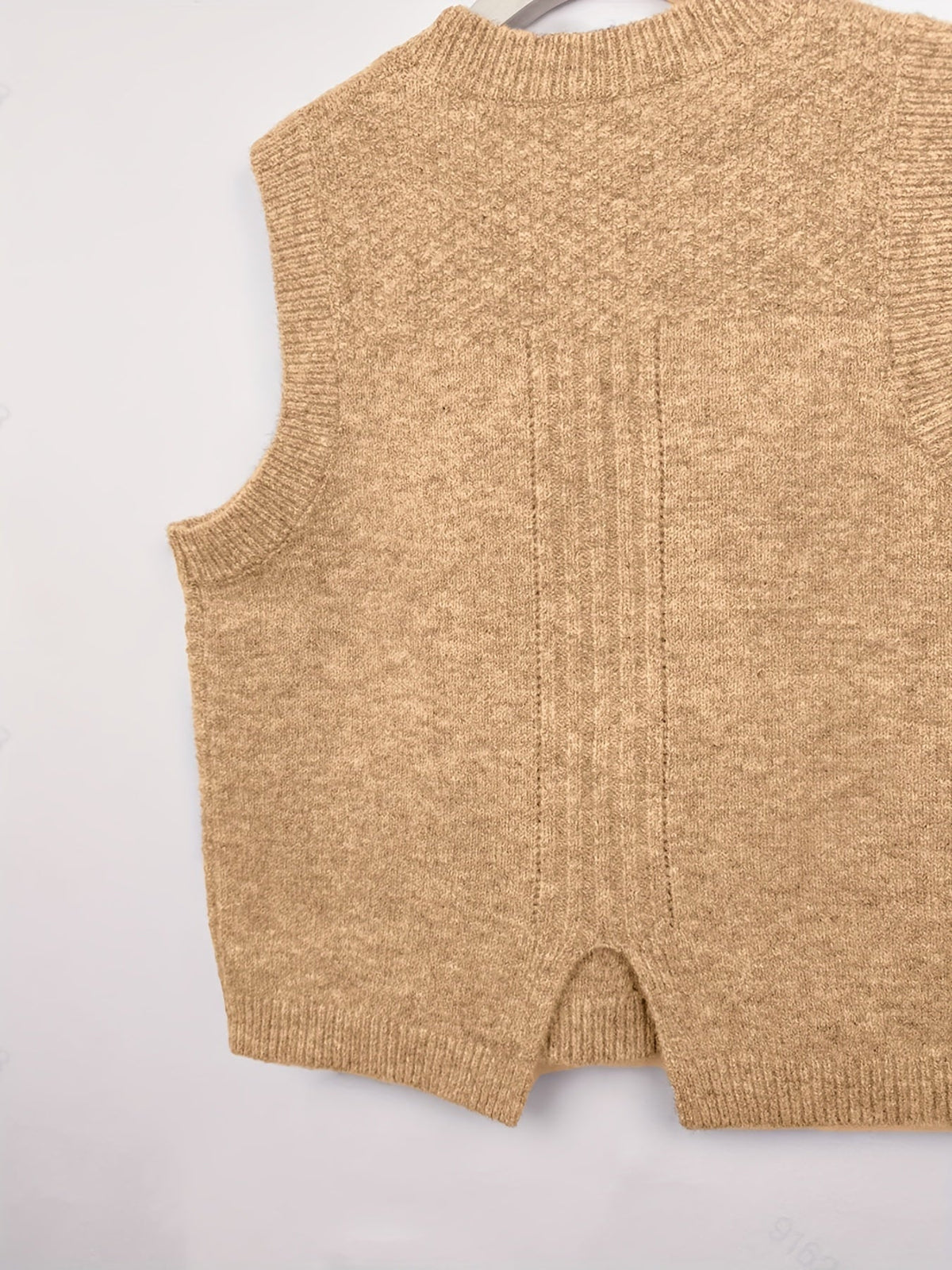 Vest med kabelstrik, romber og lille slids bagpå - Camel #Farve_Camel